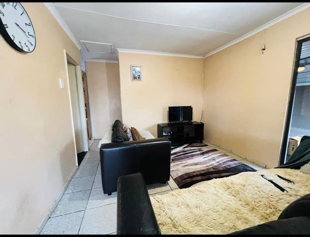 2 BEDROOM FREEHOLD FOR SALE IN NEWLANDS EAST